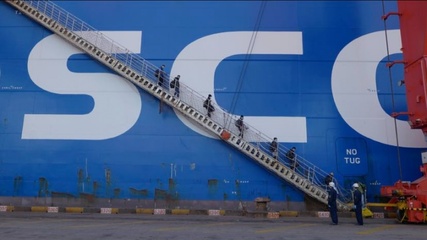 堅守國門安全，暢通國際航運 洋山港海事部門高效保障國際航行船舶船員換班